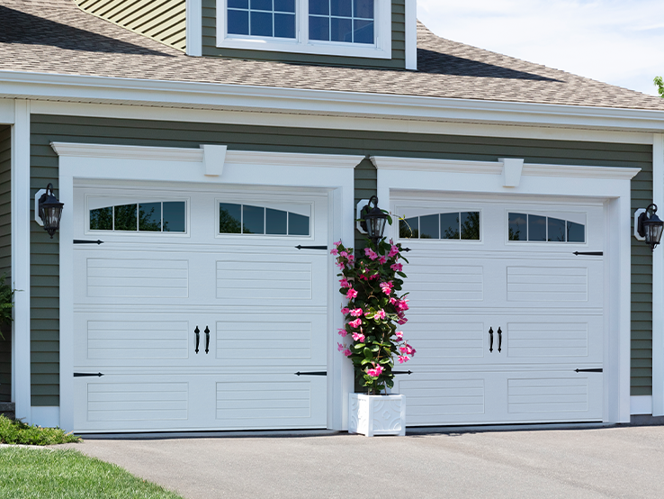 Garaga residential garage door in White with the Louver Four Slat design and Richmond Arch Long window inserts.