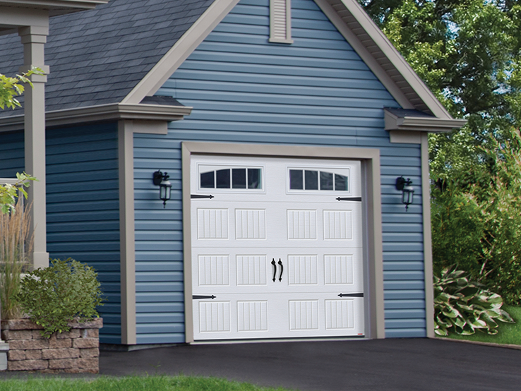 Garaga residential garage door in Ice White with the North Hatley SP design and Richmond Arch window inserts.