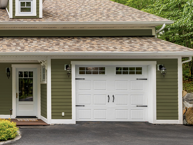 Garaga residential garage door in Ice White with the North Hatley SP design and Orion windows.