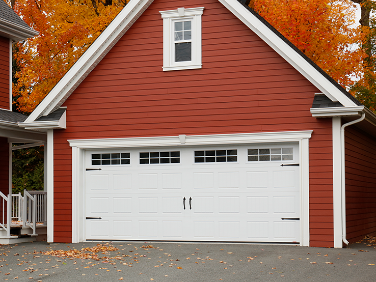 Garaga residential garage door in Ice White with the North Hatley SP design and Orion windows.
