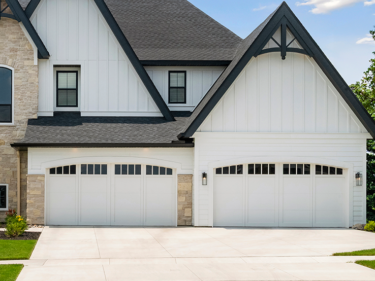 Garaga residential garage door in White with the I0 design, matching overlays and Richmond Arch windows.