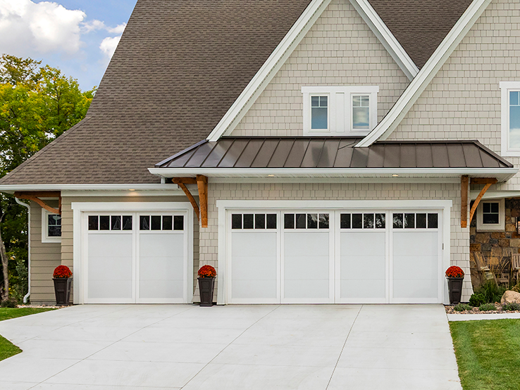 Garaga residential garage door in White with the I0 design, matching overlays and Richmond windows.