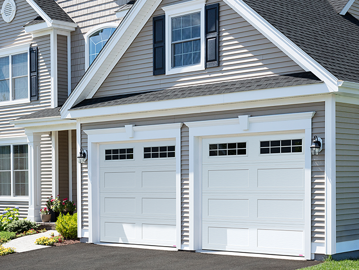 Garaga residential garage door in Ice White with the Shaker-Flat XL design and Orion windows.