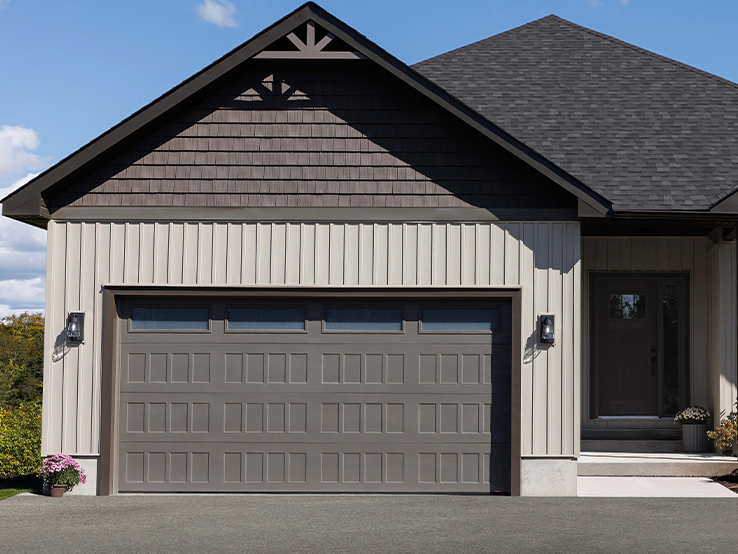 Garaga residential garage door in Dark Sand with the Shaker-Flat XS design and White Sandblasted glass.