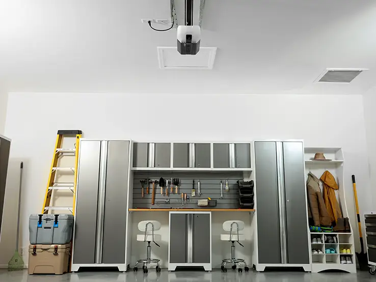 Ouvre-porte de garage LiftMaster 2420L installé dans un garage résidentiel.