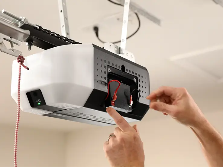 Gros plan du bloc-moteur de l'ouvre-porte de garage LiftMaster 2420L.