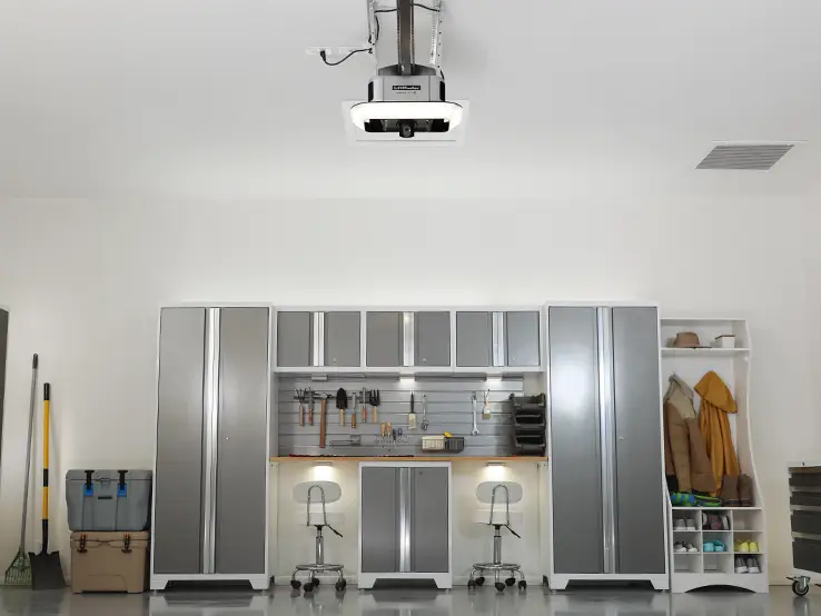 Ouvre-porte de garage LiftMaster 4690L installé dans un garage résidentiel.