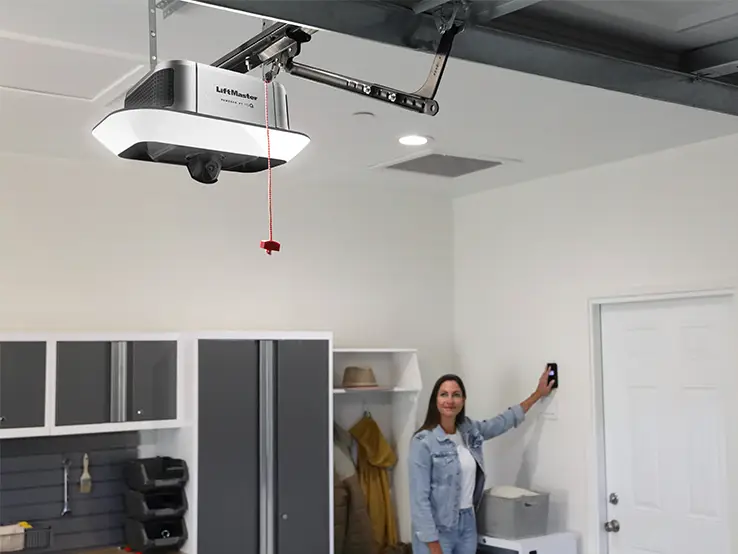 Femme dans un garage équipé d'un ouvre-porte de garage LiftMaster 4690L.