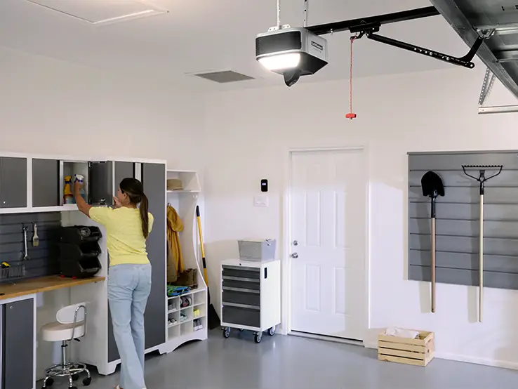 Femme surveillant son garage avec la caméra intégrée du LiftMaster 6580L.