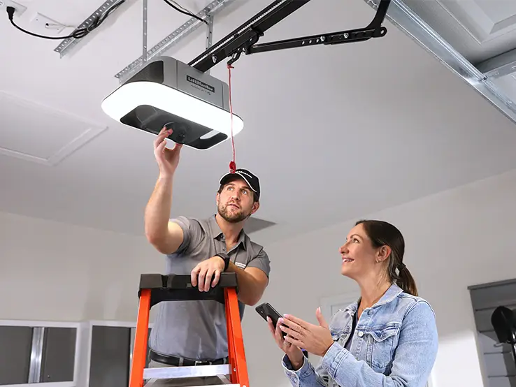 Technicienne installant un ouvre-porte de garage LiftMaster 6690L.