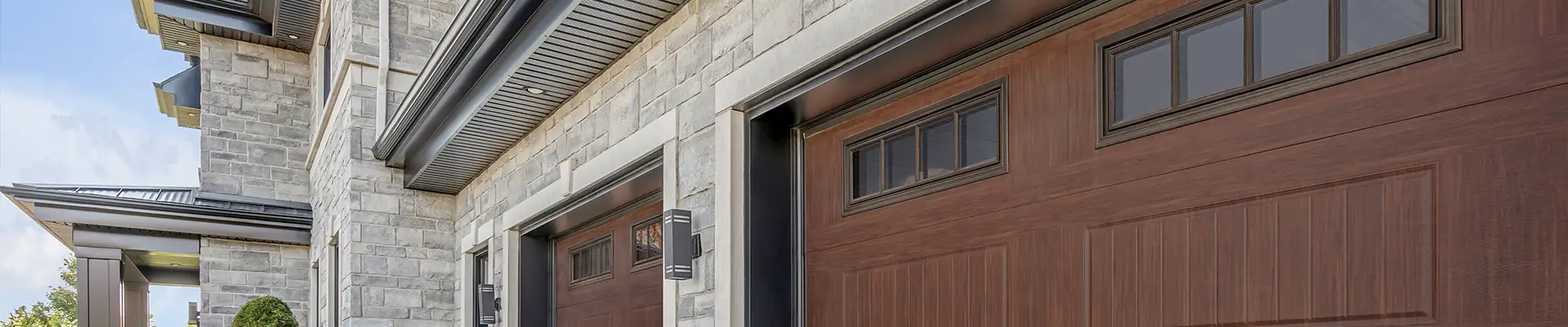 Porte de garage au fini bois Noyer américain avec appliques décoratives Richmond